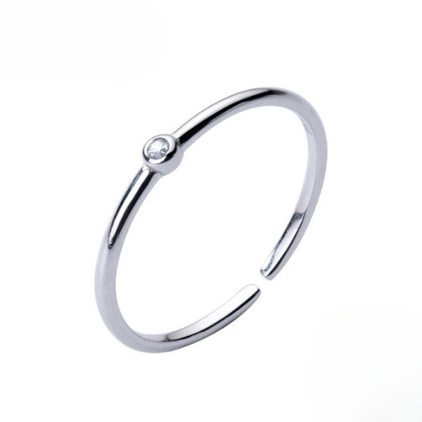 Größenverstellbarer Ring mit kleinem Zirkoniastein